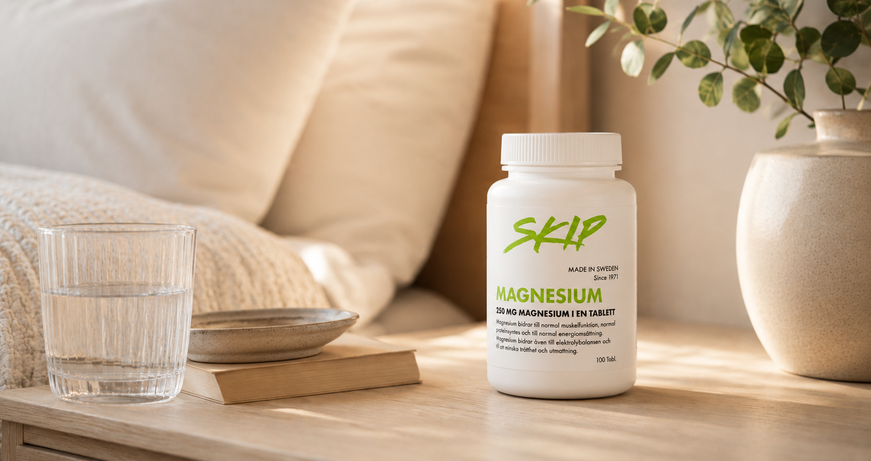 Skip Magnesium på sängbordet i mjukt morgonljus.