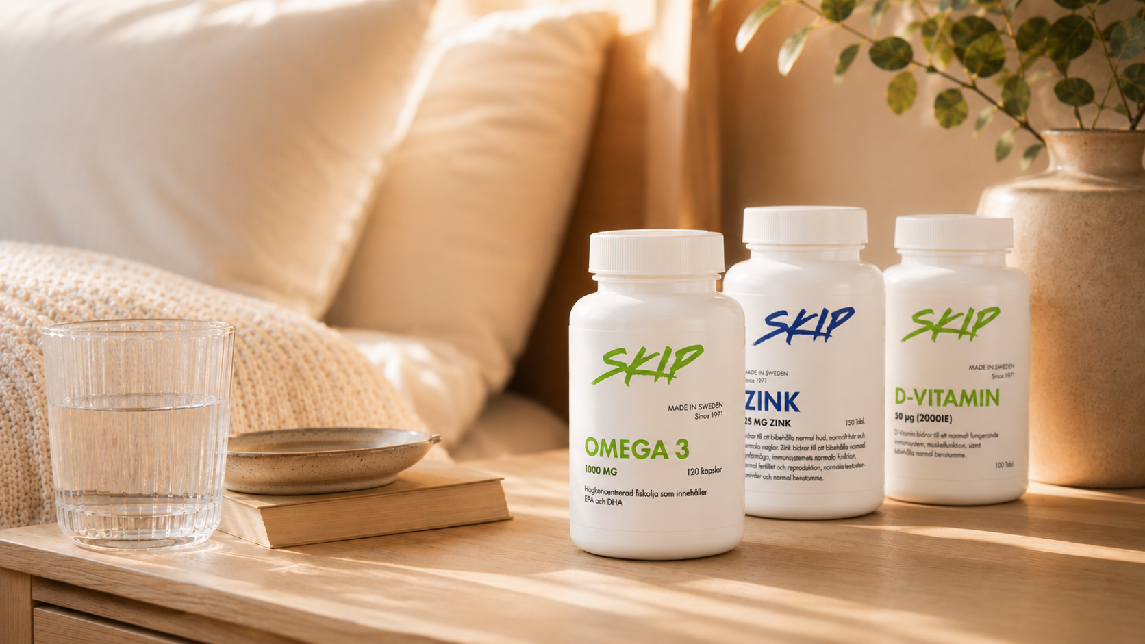Skip Omega 3, Zink och D-vitamin på sängbordet i varmt morgonljus.